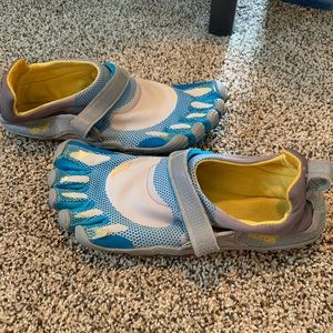 Womens vibram 5 finger shoes size 7.5